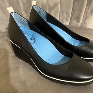 Black wedges
